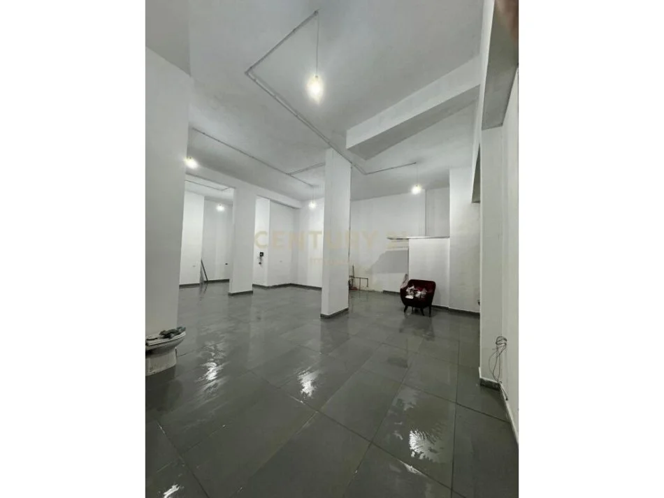 Tirane, jepet me qera ambjent biznesi Kati 0, 100 m² 1.000 € 
