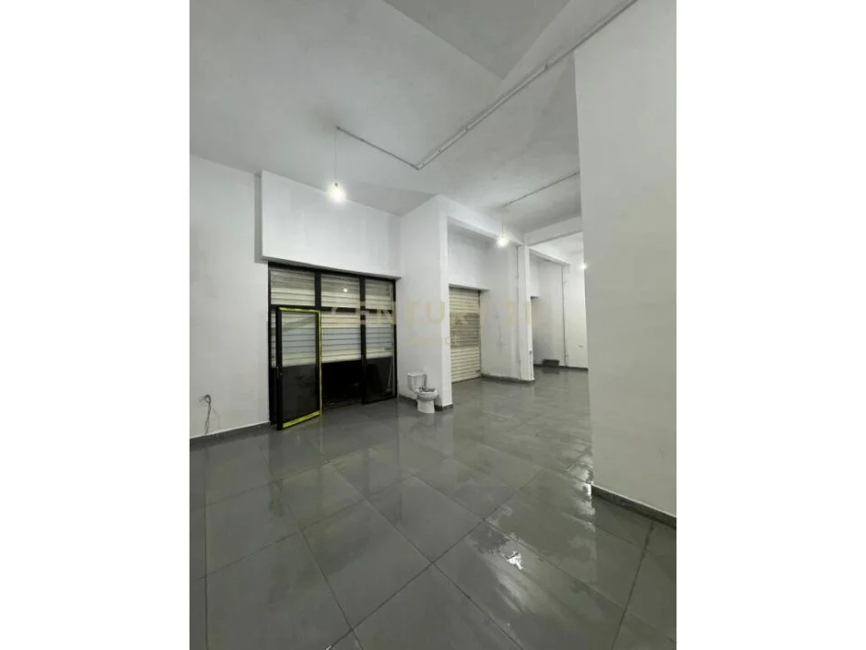 Tirane, jepet me qera ambjent biznesi Kati 0, 100 m² 1.000 € 