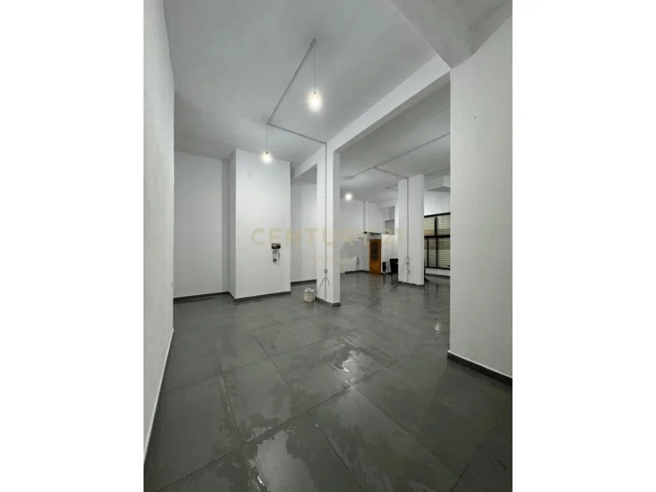 Tirane, jepet me qera ambjent biznesi Kati 0, 100 m² 1.000 € 