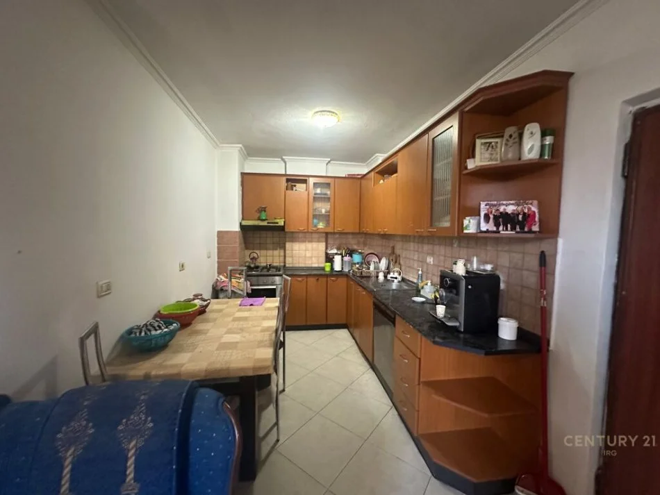 Tirane, shitet apartament 2+1+Ballkon Kati 2, 93 m² 117.000 € (Pallati me Shigjeta)