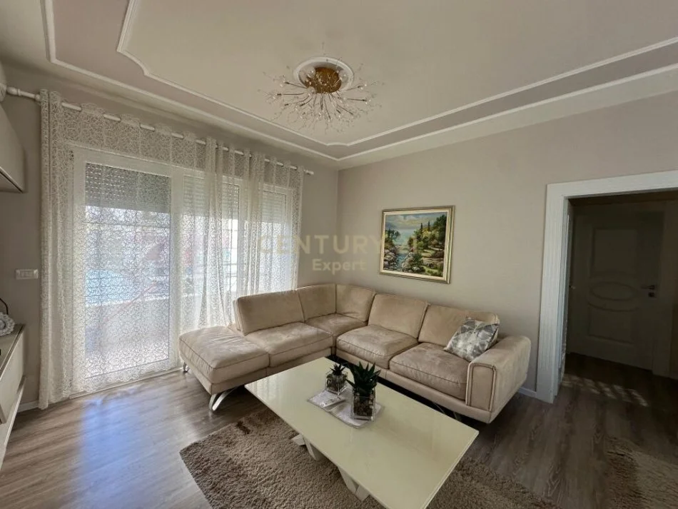 Tirane, jepet me qera apartament 2+1 Kati 2, 123 m² 900 € (kopeshti botanik)
