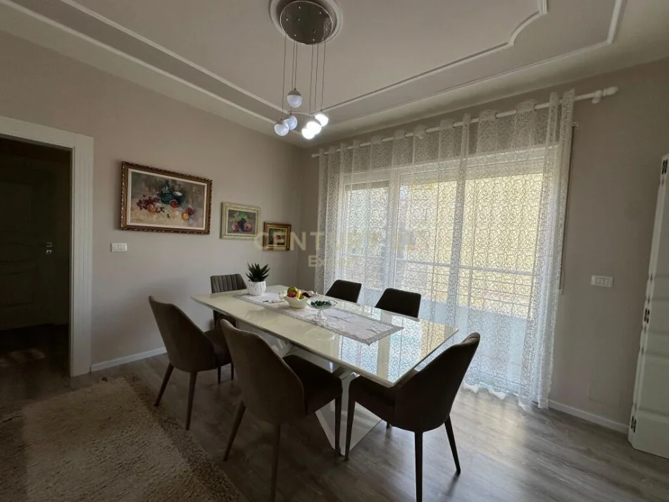 Tirane, jepet me qera apartament 2+1 Kati 2, 123 m² 900 € (Kopshti Botanik Zoologjik)