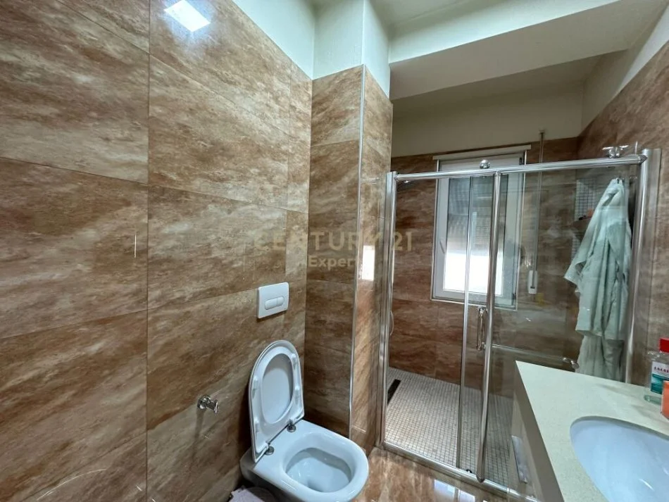 Tirane, jepet me qera apartament 2+1 Kati 2, 123 m² 900 € (Kopshti Botanik Zoologjik)