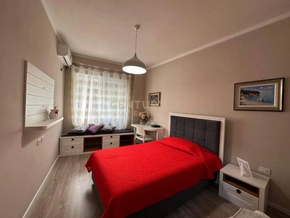 Tirane, jepet me qera apartament 2+1 Kati 2, 123 m² 900 € (kopeshti botanik)