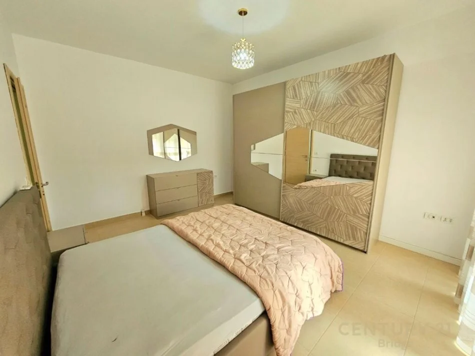 Tirane, jepet me qera apartament 2+1 Kati 2, 150 m² 650 € (Kopshti Botanik Zoologjik)