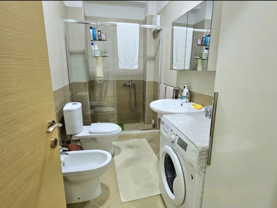 Tirane, jepet me qera apartament 2+1 Kati 2, 150 m² 650 € (Kopshti Botanik Zoologjik)