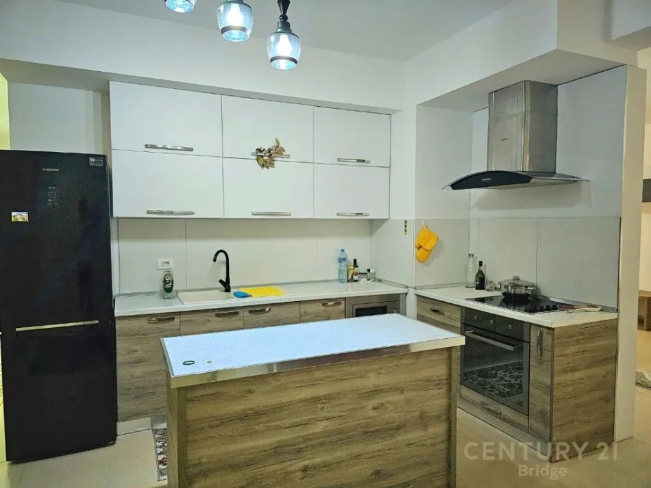 Tirane, jepet me qera apartament 2+1 Kati 2, 150 m² 650 € (Kopshti Botanik Zoologjik)