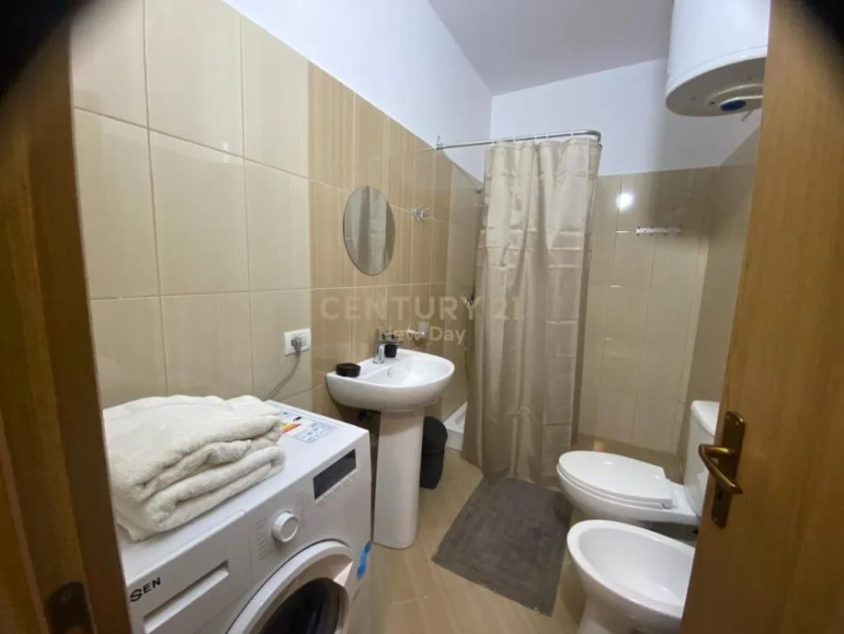 Shkembi Kavajes, jepet me qera apartament 1+1 Kati 7, 50 m² 250 € (shkembi i kavajes)