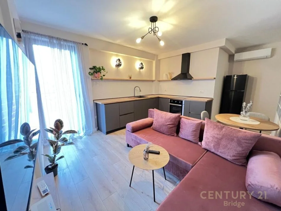 Tirane, jepet me qera apartament 1+1 Kati 2, 92 m² 600 € (Kopshti Botanik Zoologjik)