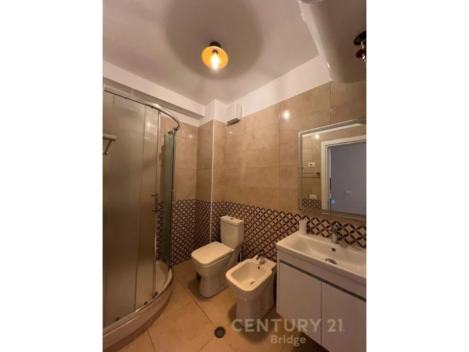 Tirane, jepet me qera apartament 1+1 Kati 2, 92 m² 600 € (Kopshti Botanik Zoologjik)