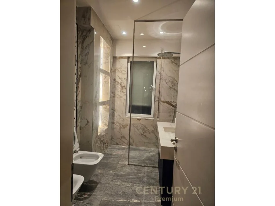 Tirane, jepet me qera apartament 2+1 Kati 2, 92 m² 1.000 € (Kopshti Botanik Zoologjik)