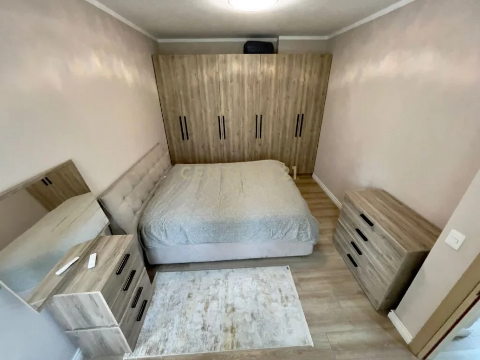 Tirane, jepet me qera apartament 1+1 Kati 2, 82 m² 550 € (pranë Bar ‘Queen’, Liqeni i Thatë)