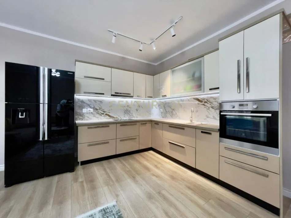 Tirane, jepet me qera apartament 1+1 Kati 2, 82 m² 550 € (pranë Bar ‘Queen’, Liqeni i Thatë)