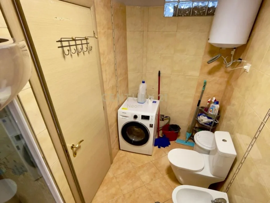 Tirane, jepet me qera apartament 1+1 Kati 2, 82 m² 550 € (pranë Bar ‘Queen’, Liqeni i Thatë)