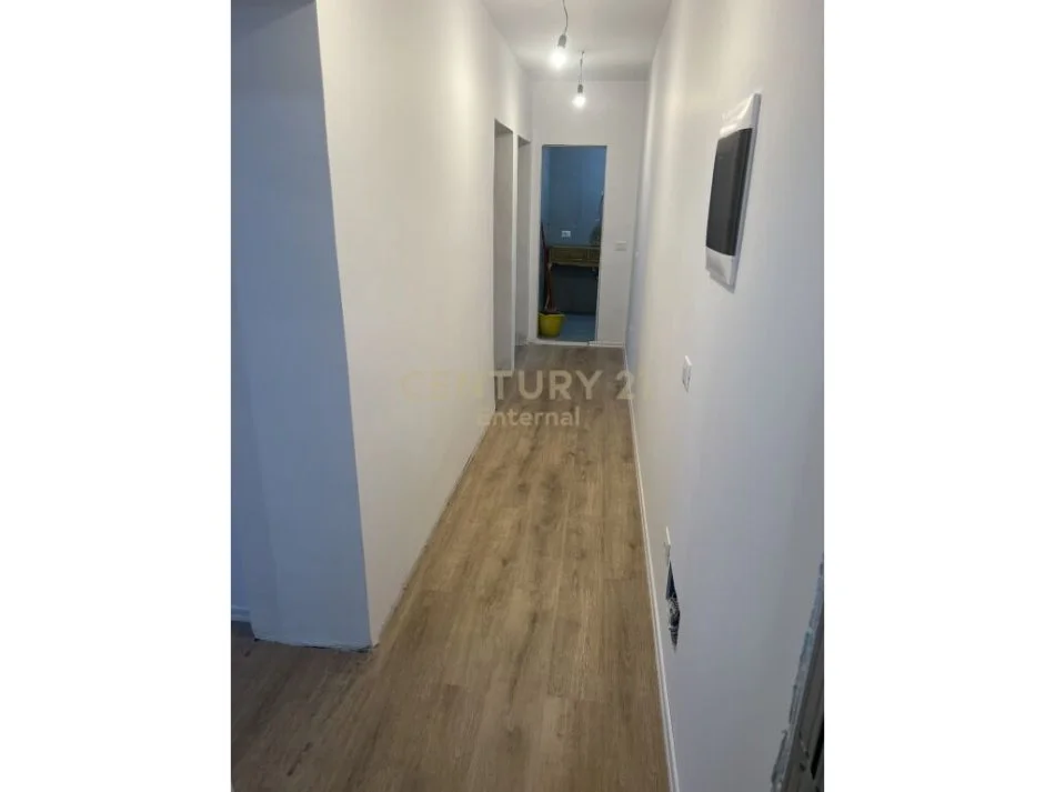 Tirane, jepet me qera zyre Kati 3, 100 m² 650 € (Liqeni i Tiranës)