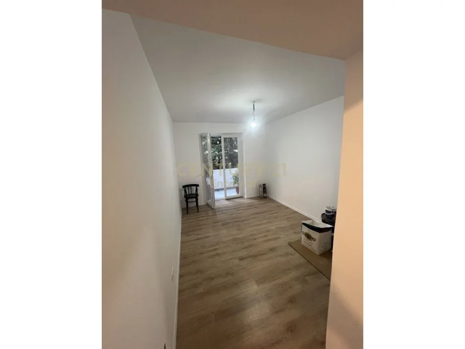 Tirane, jepet me qera zyre Kati 3, 100 m² 650 € (Liqeni i Tiranës)