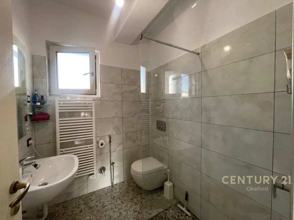 Tirane, jepet me qera shtepi 1 Katshe Kati 0, 100 m² 700 € (Liqeni i Farkes)