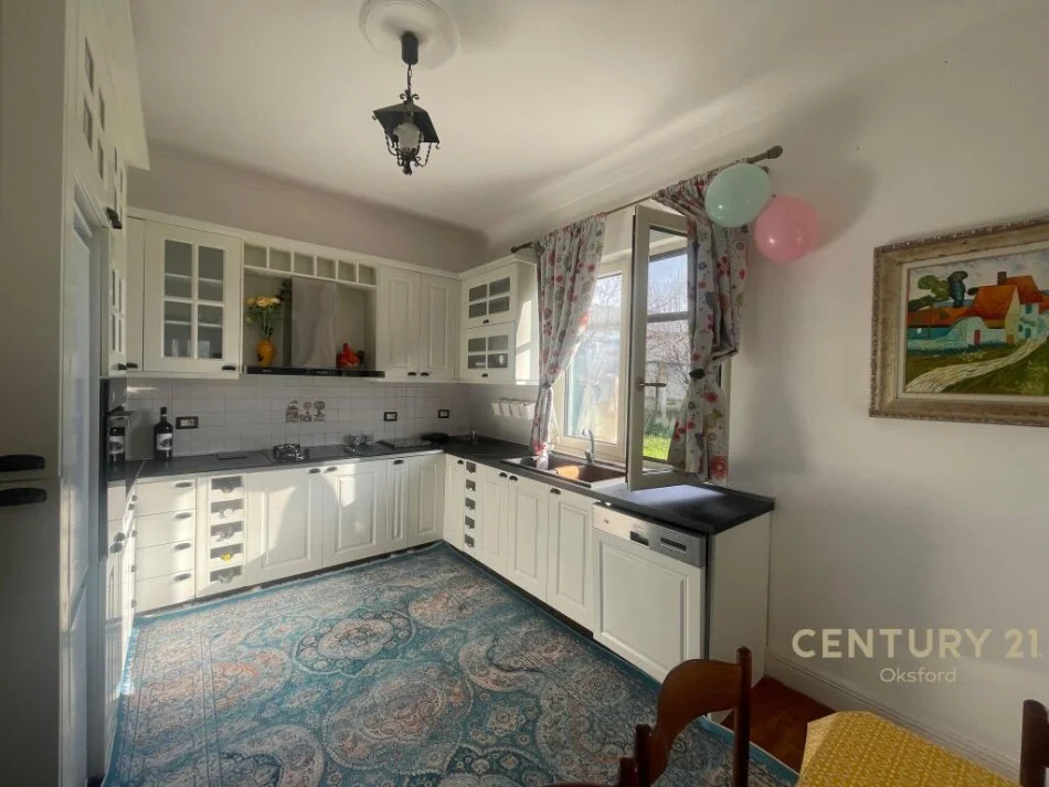 Tirane, jepet me qera shtepi 1 Katshe Kati 0, 100 m² 700 € (Liqeni i Farkes)