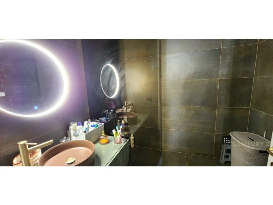 Tirane, jepet me qera apartament 3+1 Kati 8, 120 m² 1.200 € (Zogu i Zi, Zogu I Zi)