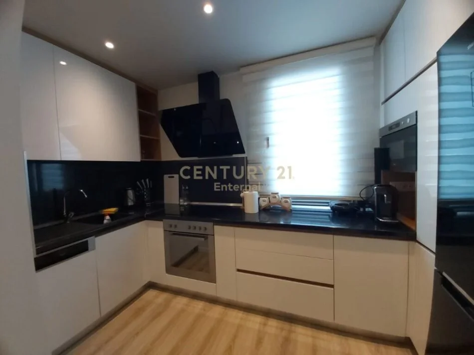 Tirane, jepet me qera apartament 2+1 Kati 4, 110 m² 1.500 € (Liqeni i Tiranës)