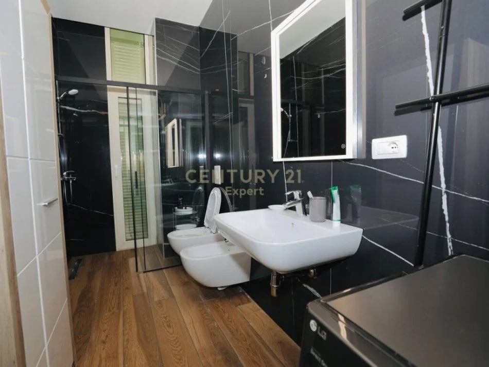 Vlore, shitet apartament 1+1+Ballkon Kati 1, 246 m² 750.000 € (dhermi)