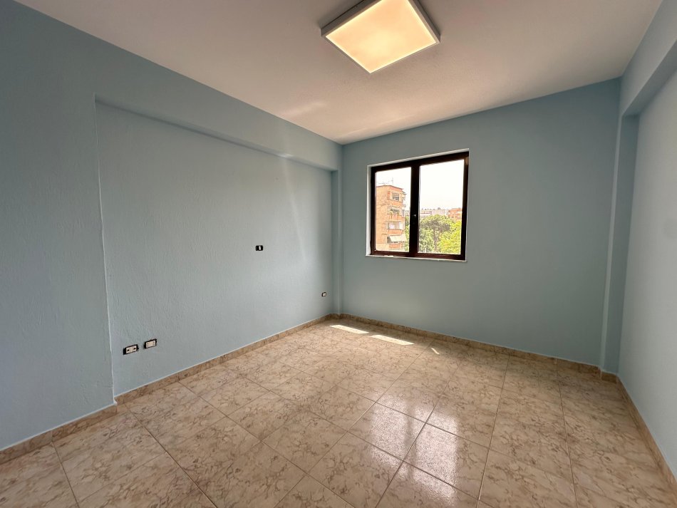 Tirane, jepet me qera zyre Kati 3, 126 m² 700 € (Pazari i Ri)