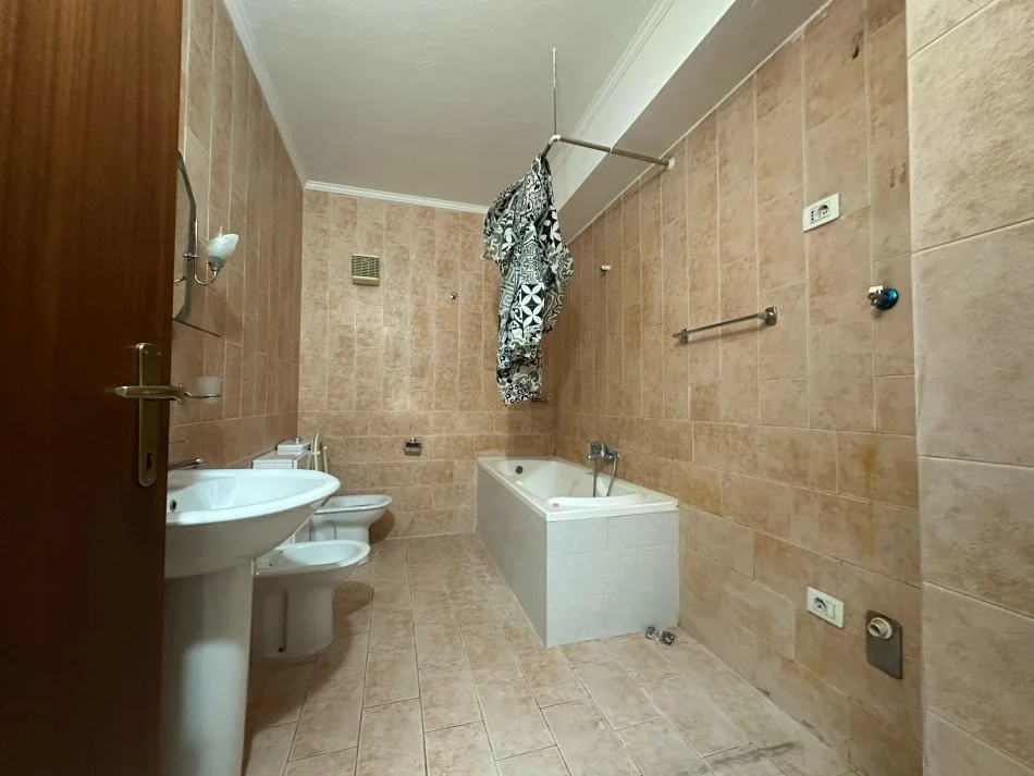 Tirane, shes apartament 3+1 Kati 1, 145 m² 295.000 € (Komuna e Parisit)