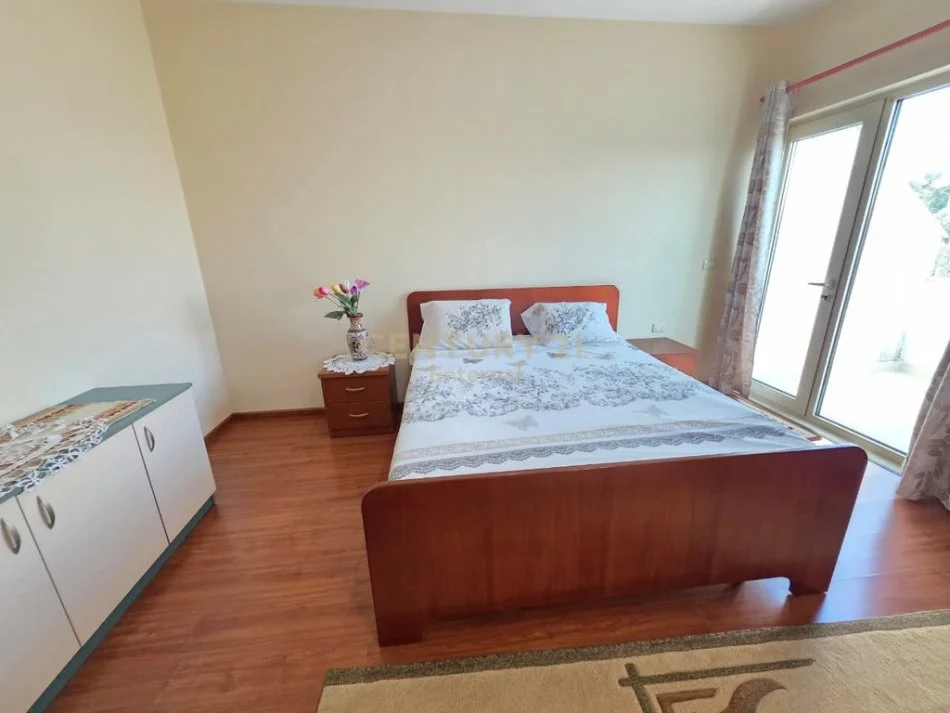 Tirane, jepet me qera Vile 4+1 Kati 1, 200 m² 2.500 € (Sauk)