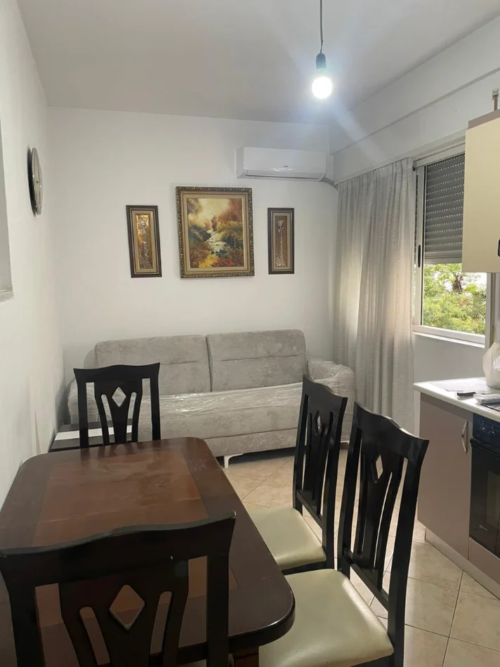 Tirane, jepet me qera apartament 1+1+Ballkon Kati 2, 55 m² 500 € (KOMUNA E PARISIT)