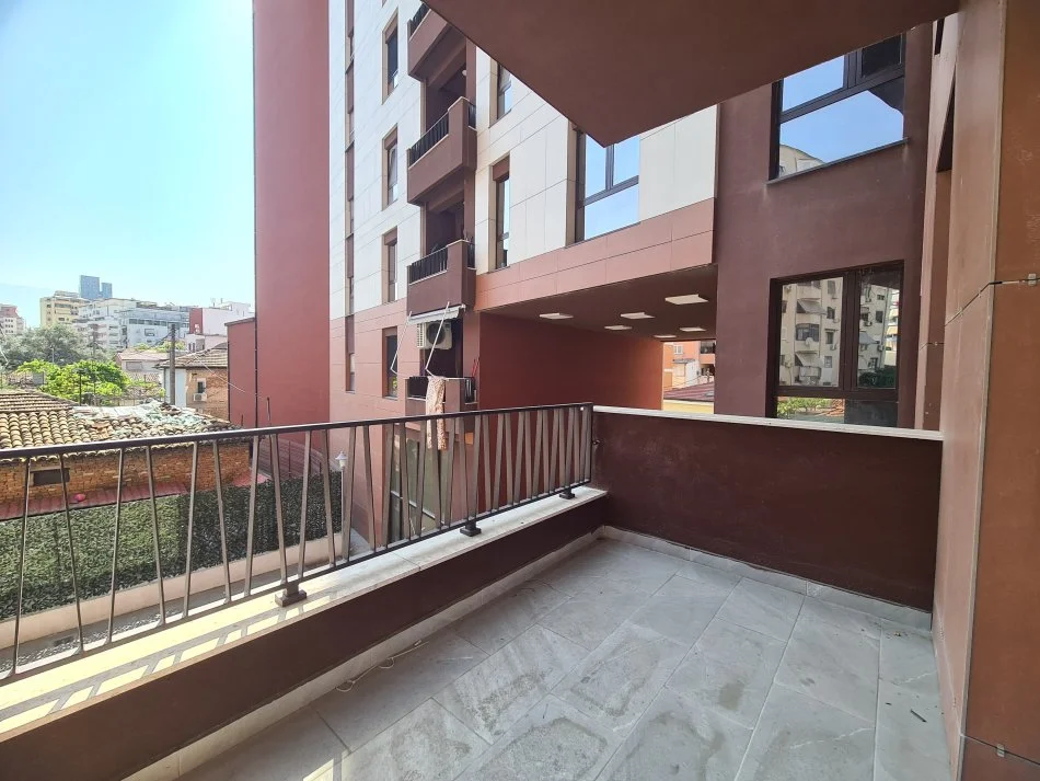 Tirane, shitet apartament 2+1+Ballkon Kati 1, 97 m² 225.000 € (Rruga Myslym Shyri)