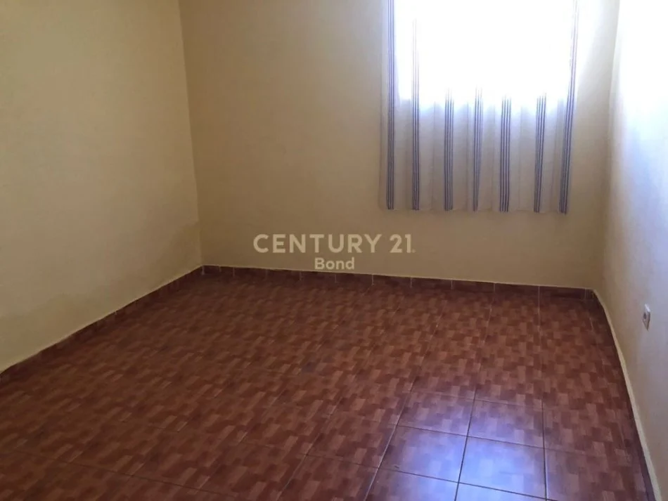 Tirane, jepet me qera apartament 2+1+Ballkon Kati 1, 118 m² 500 € (Rruga e Barrikadave)