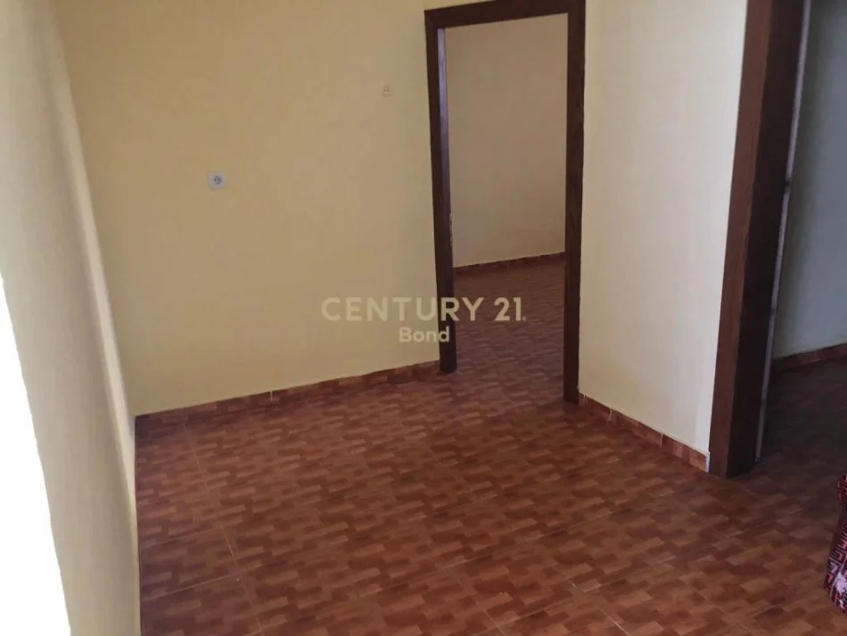 Tirane, jepet me qera shtepi 1+1 Kati 1, 500 € (rruga e barrikadave)