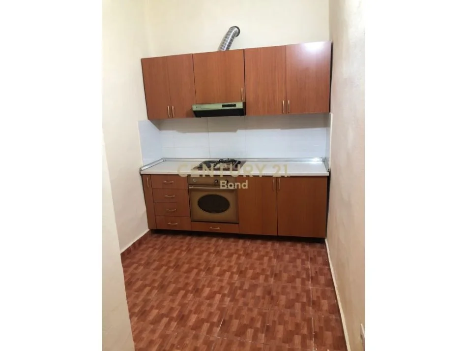 Tirane, jepet me qera apartament 2+1+Ballkon Kati 1, 118 m² 500 € (Rruga e Barrikadave)