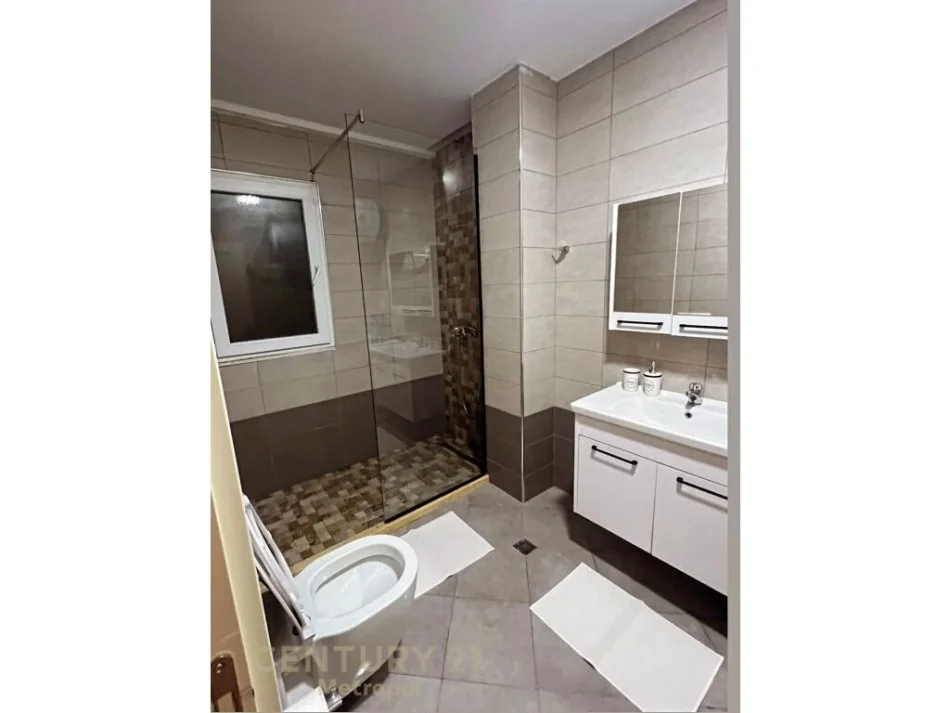 Tirane, jepet me qera apartament 3+1+Ballkon Kati 3, 143 m² 900 € (kopshti zoologjik)