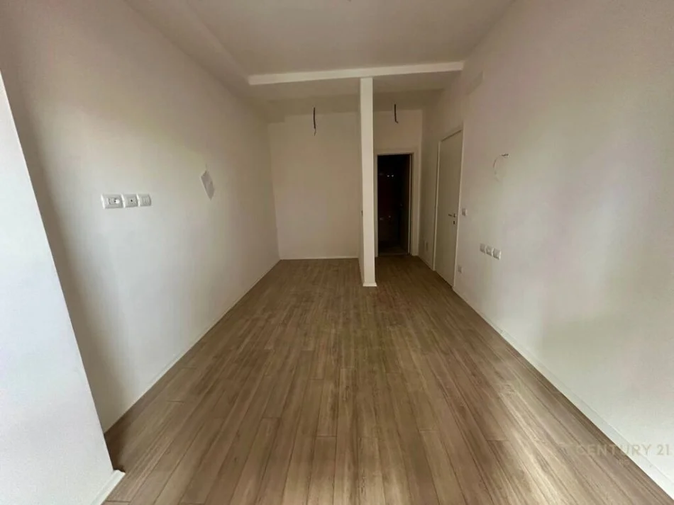 Tirane, shes apartament 2+1+Ballkon Kati 4, 113 m² 270.000 € (rruga e kavajes)