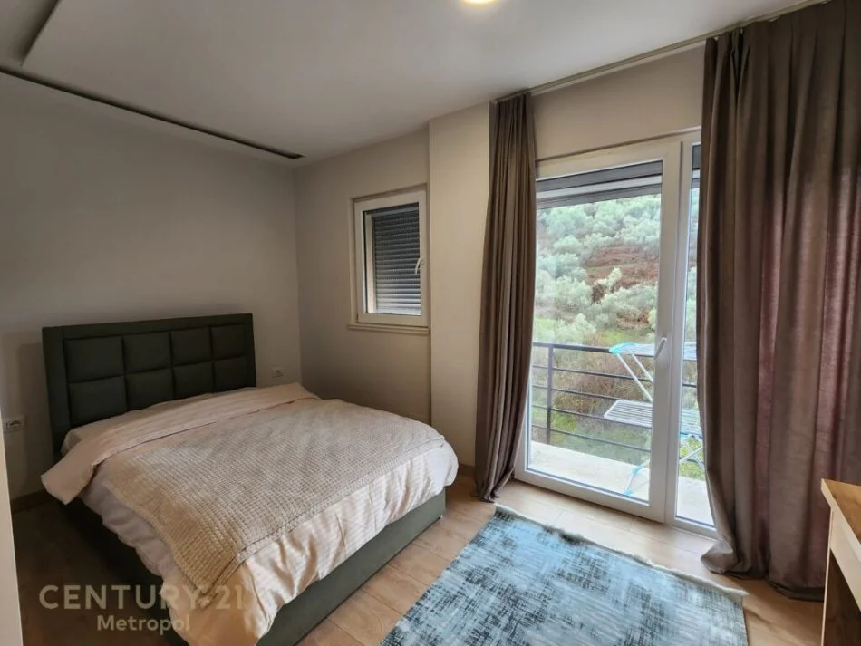 Tirane, jepet me qera apartament 3+1+Ballkon Kati 3, 143 m² 900 € (kopshti zoologjik)