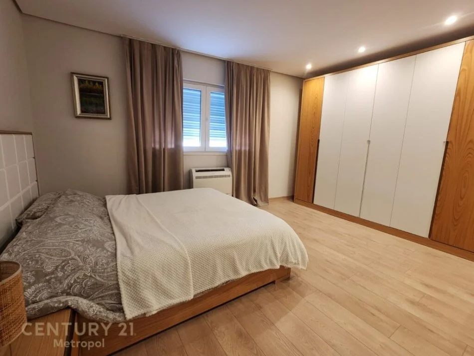 Tirane, jepet me qera apartament 3+1+Ballkon Kati 3, 143 m² 900 € (kopshti zoologjik)