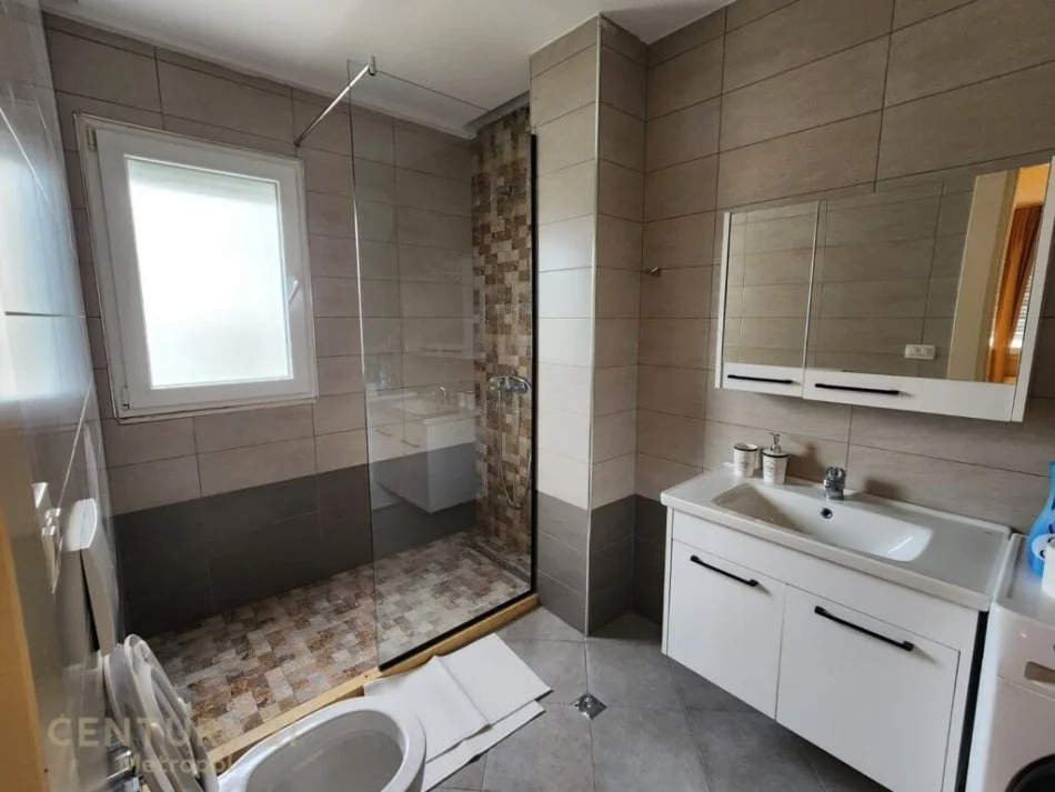 Tirane, jepet me qera apartament 3+1+Ballkon Kati 3, 143 m² 900 € (kopshti zoologjik)