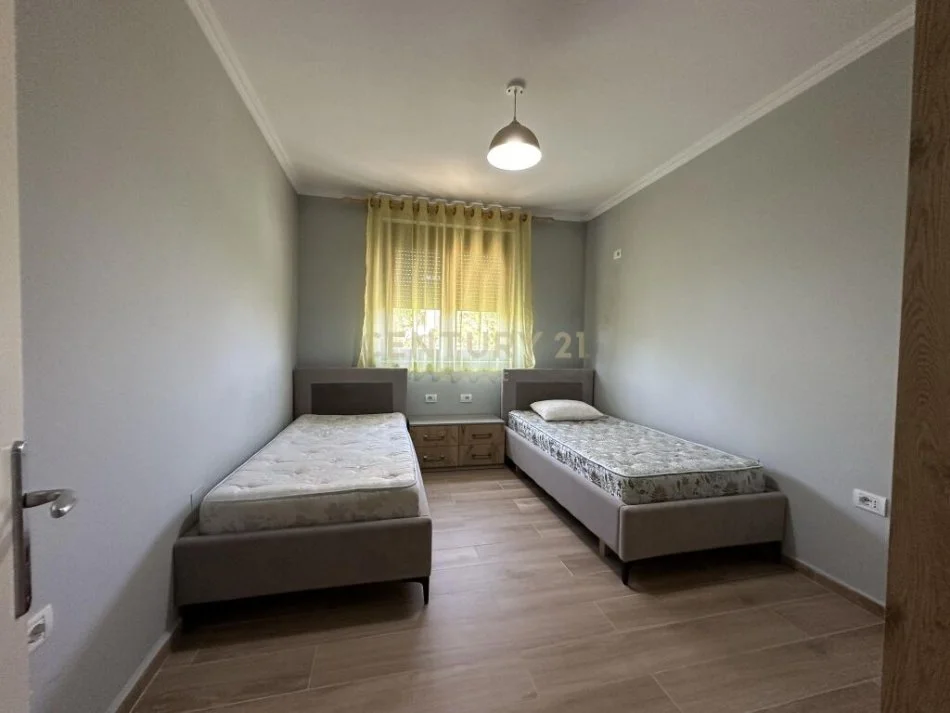 Tirane, jepet me qera 2+1+Aneks+Ballkon Kati 3, 80 m² 600 € (ish fusha e aviacionit)