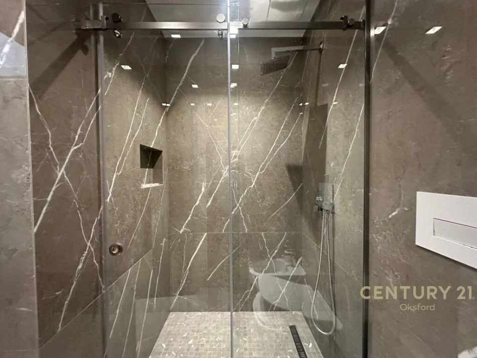 Tirane, jepet me qera apartament 2+1 Kati 11, 138 m² 1.800 € (Bllok)