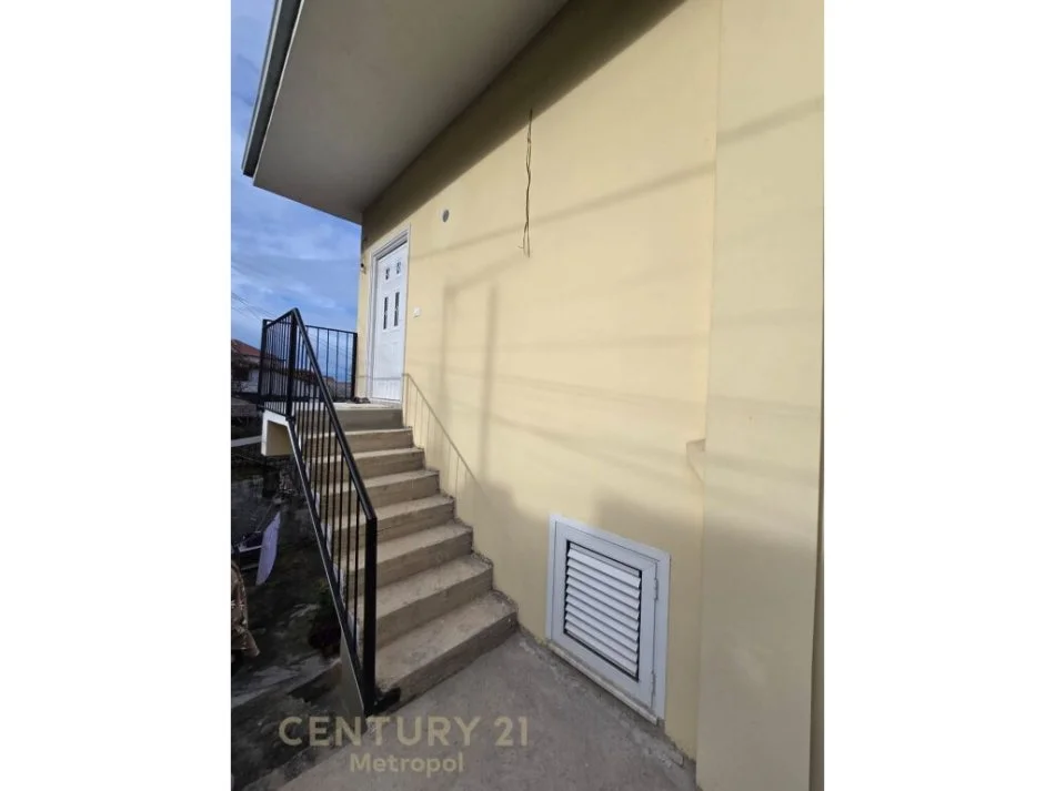 Tirane, jepet me qera shtepi 2+1+Ballkon Kati 3, 93 m² 500 € (shkoze rruga filip shiroka)