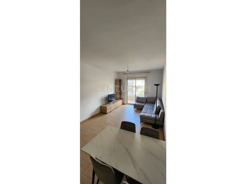 Tirane, jap me qera apartament 1+1+Ballkon Kati 4, 74 m² 400 € 