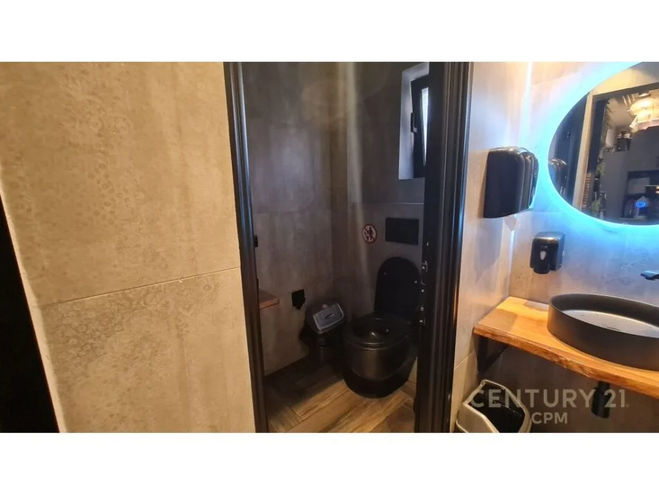 Tirane, shitet lokal Kati 0, 141 m² 50.000 € (PRANE PAZARIT TE RI)