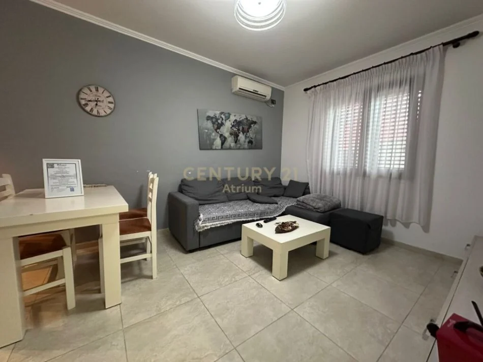 Tirane, jepet me qera apartament 1+1 Kati 0, 60 m² 500 € (Rruga e Kavajes)