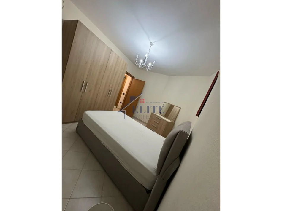 Tirane, jepet me qera apartament 1+1+Ballkon , 65 m² 470 € (Univers Lounge)