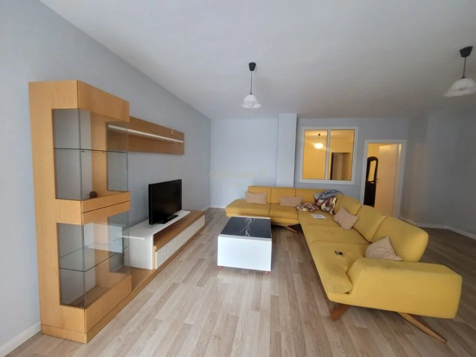 Tirane, jepet me qera apartament 1+1 Kati 1, 300 € muaj (Fresku Tirane)