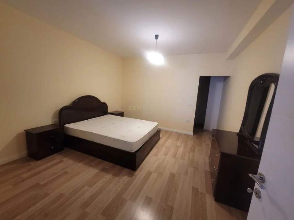 Tirane, jepet me qera apartament 1+1 Kati 1, 300 € muaj (Fresku Tirane)