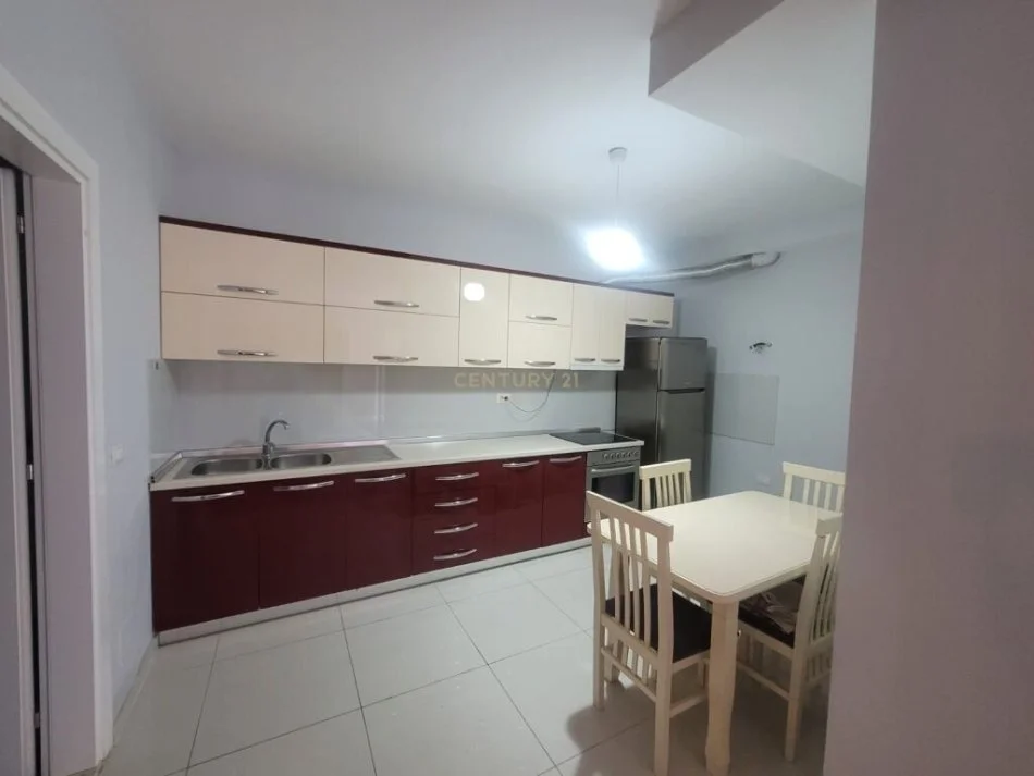Tirane, jepet me qera apartament 1+1 Kati 1, 300 € muaj (Fresku Tirane)