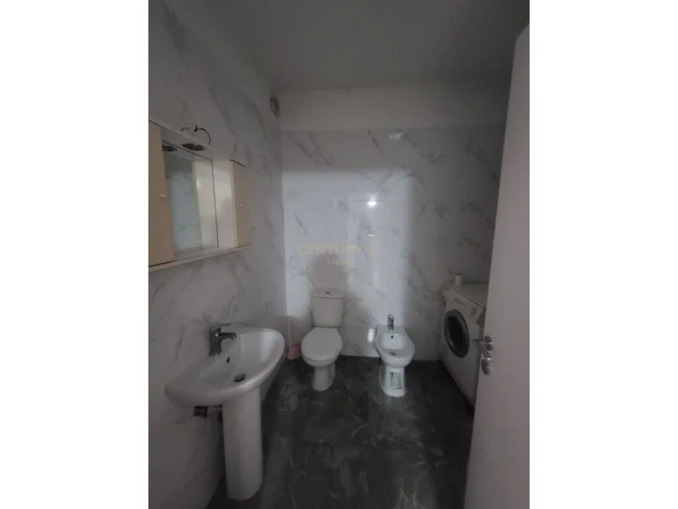 Tirane, jepet me qera apartament 1+1 Kati 1, 300 € muaj (Fresku Tirane)