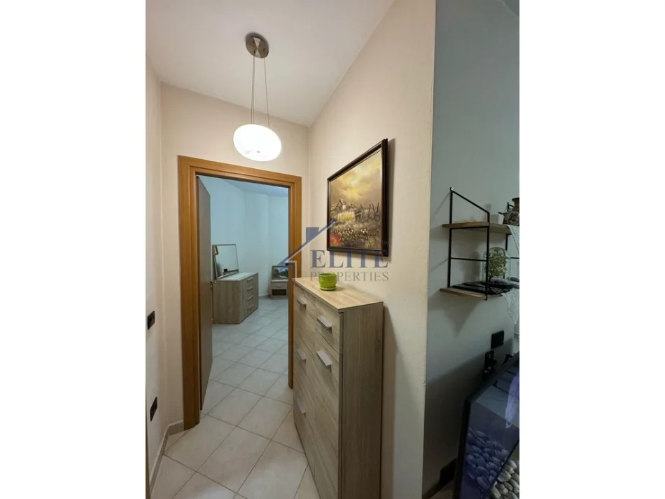 Tirane, jepet me qera apartament 1+1+Ballkon , 65 m² 470 € (Univers Lounge)